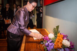 ภาพถ่ายการเข้าเยี่ยมชมของ รองศาสตราจารย์นราพร จันทร์โอชา ภริยานายกรัฐมนตรี พร้อมด้วยคณะคู่สมรส ผู...