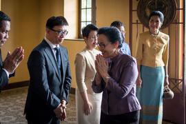 ภาพถ่ายการเข้าเยี่ยมชมของ รองศาสตราจารย์นราพร จันทร์โอชา ภริยานายกรัฐมนตรี พร้อมด้วยคณะคู่สมรส ผู...