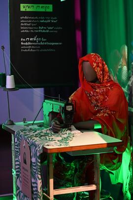 ภาพถ่ายนิทรรศการชุด Fast Fashion ช็อปล้างโลก